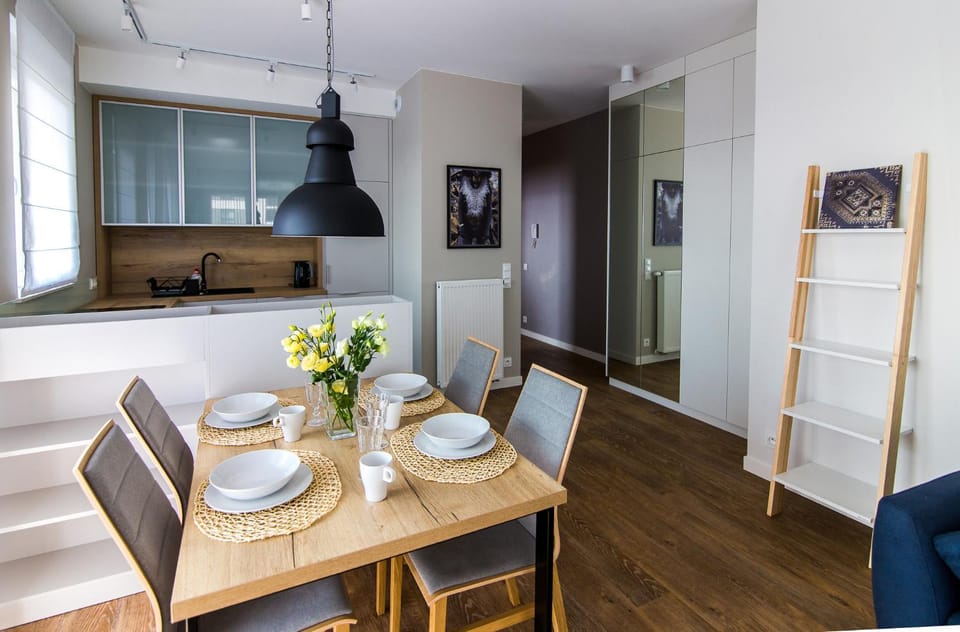 Kitchen or kitchenette, Dining area