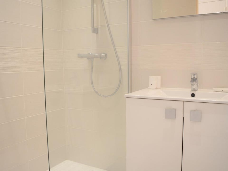 Appartement rénové en front de mer, 3 pièces, terrasse, parking, tout équipé, idéal familles, 6 pers. - FR-1-251-281 Apartment in Le Lavandou