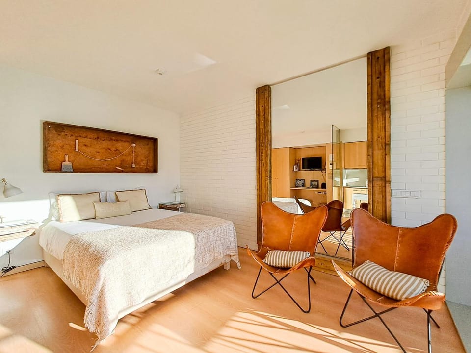 Bed, TV and multimedia, Photo of the whole room, Seating area, Bedroom