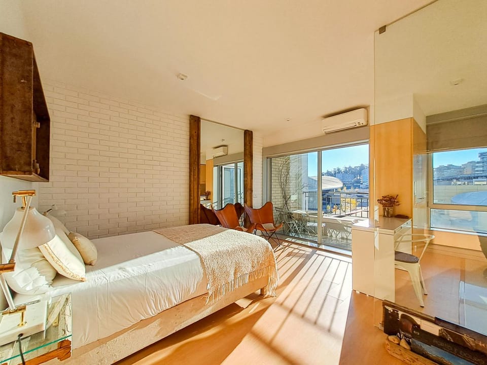 Bed, View (from property/room), Balcony/Terrace, Photo of the whole room, Seating area, Bedroom, air conditioner