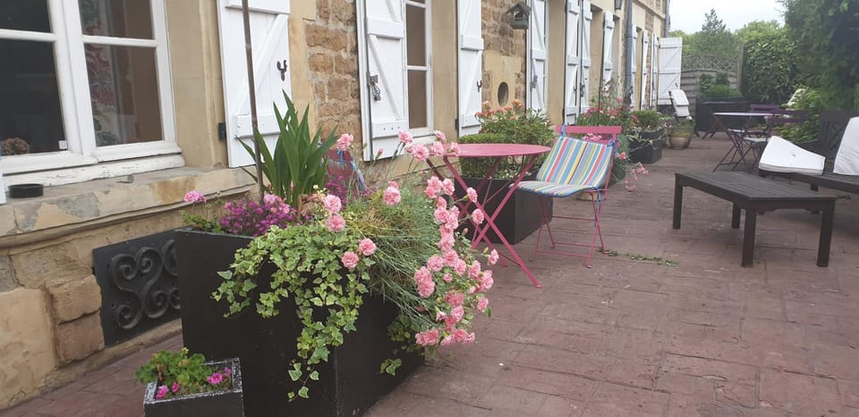 Facade/entrance, Balcony/Terrace