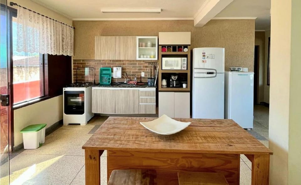 Coffee/tea facilities, Dining area, oven, stove, toaster