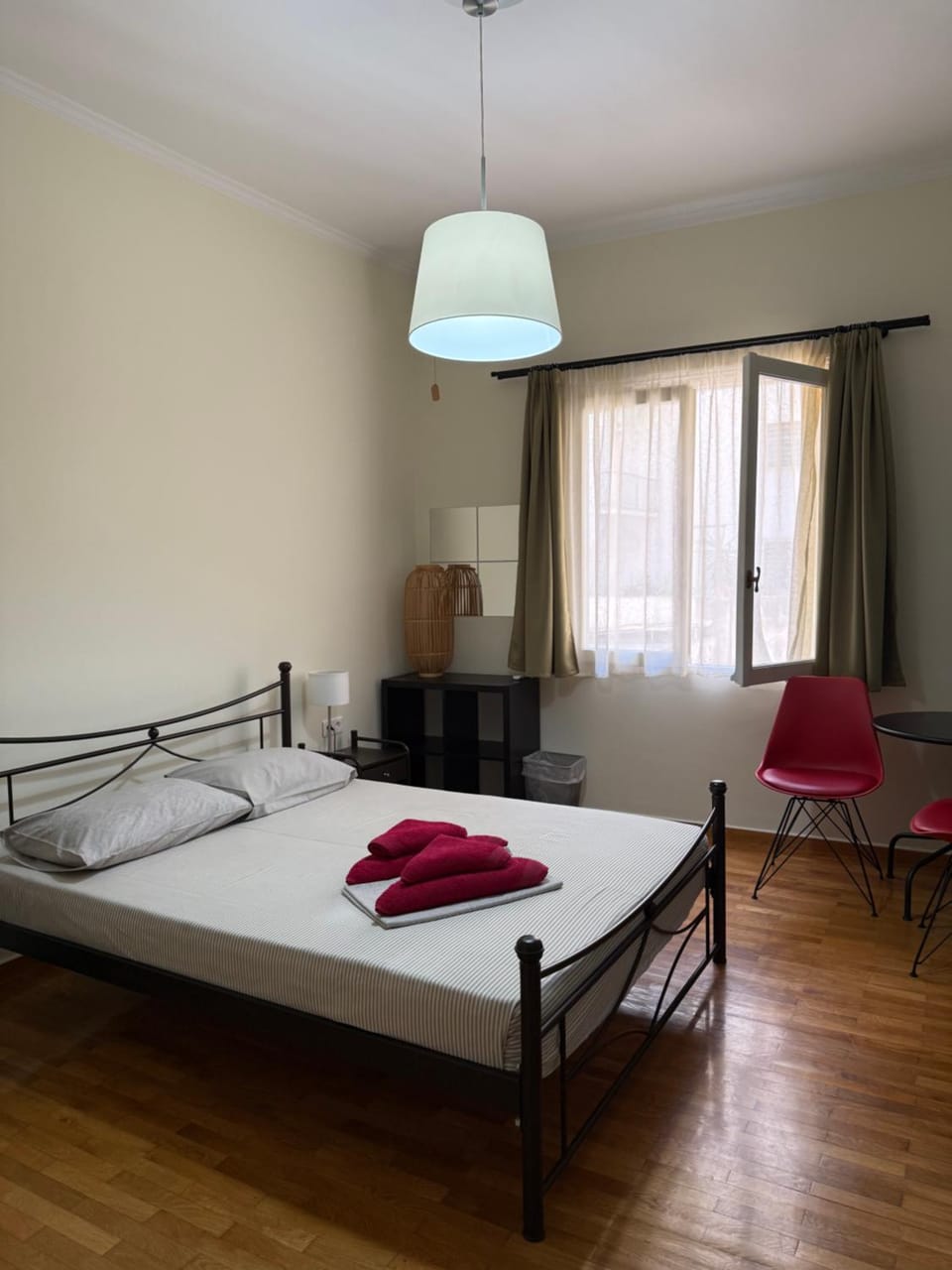 Bed, Bedroom, towels