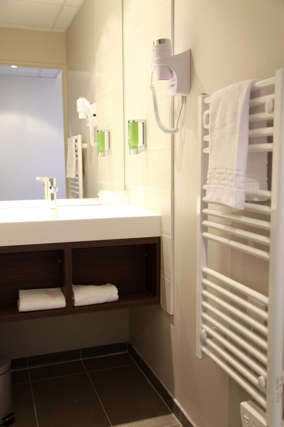 Bathroom, hair dryier, heating, towels