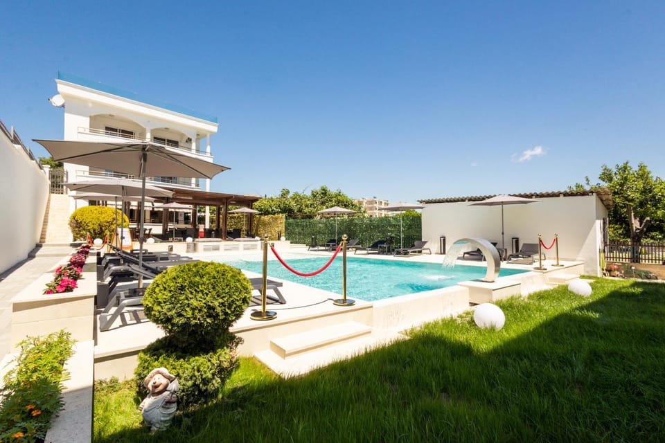 Property building, Day, Garden, Garden view, Pool view, Swimming pool, sunbed