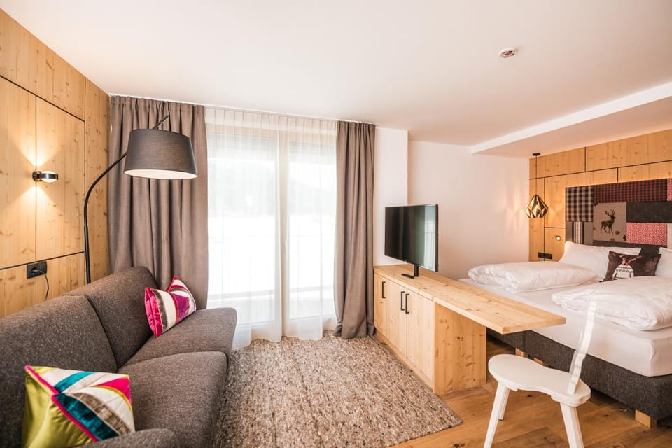 Bed, TV and multimedia, Living room, Photo of the whole room, Seating area, Bedroom, hair dresser