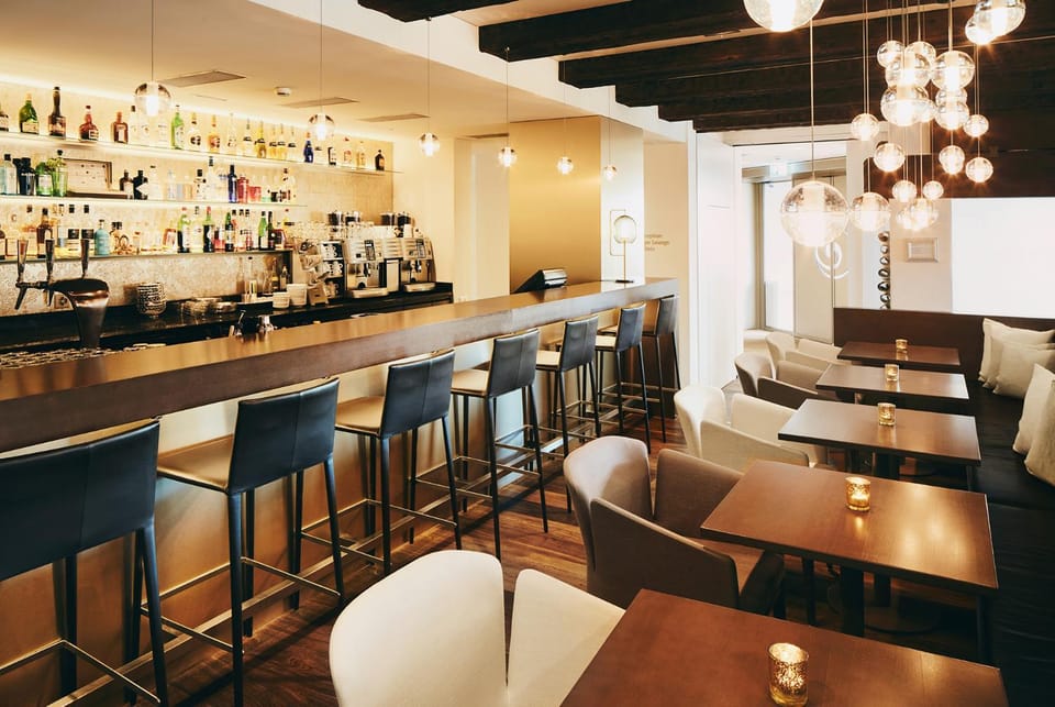 Restaurant/places to eat, Lounge or bar