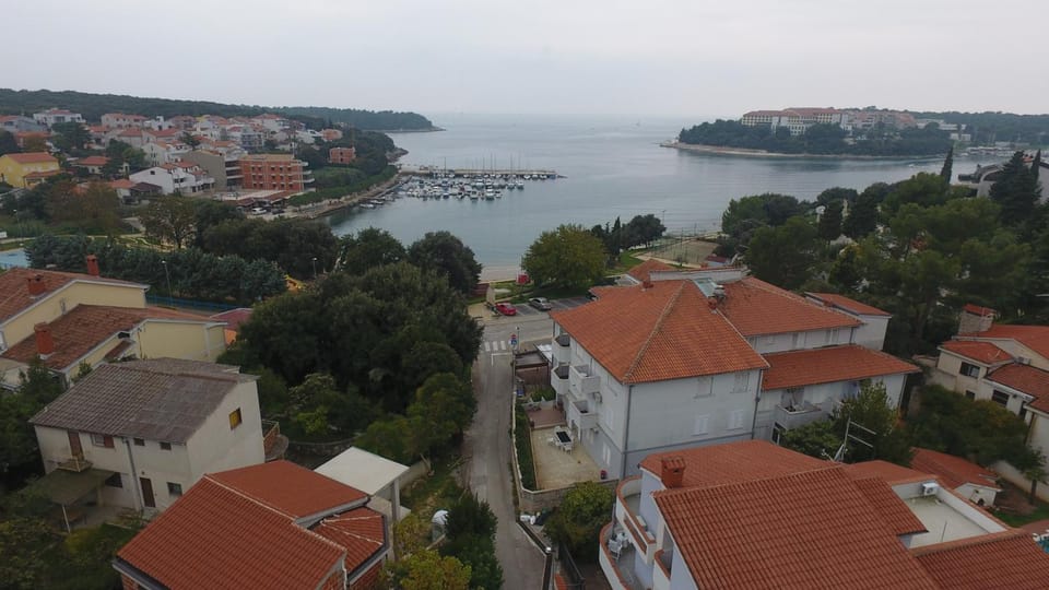 Sea view, Location