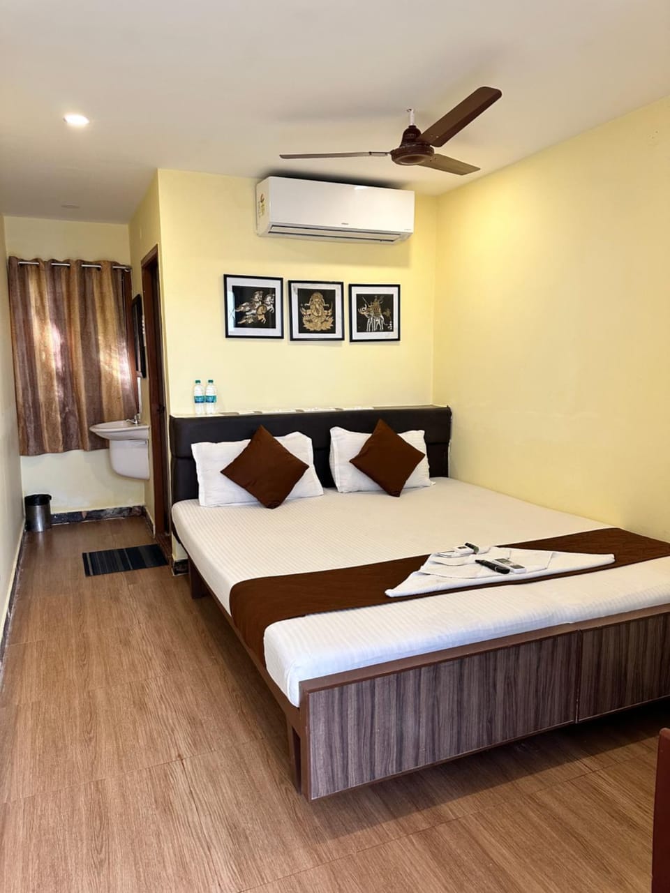 Bed, Photo of the whole room, Bedroom, fireplace, air conditioner