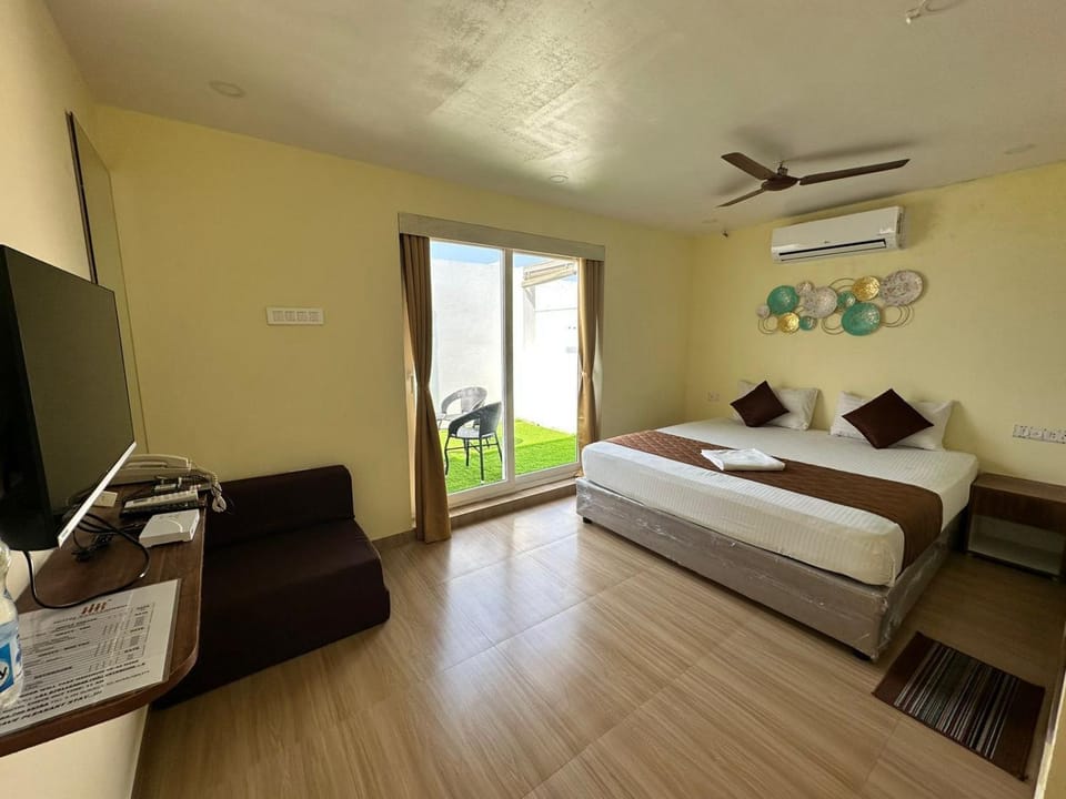 Bed, TV and multimedia, Photo of the whole room, Bedroom, fireplace, air conditioner