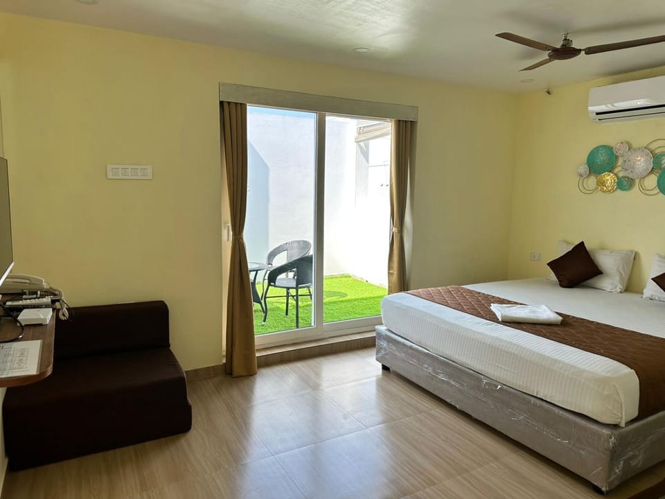 Bed, TV and multimedia, Photo of the whole room, Bedroom, fireplace, air conditioner