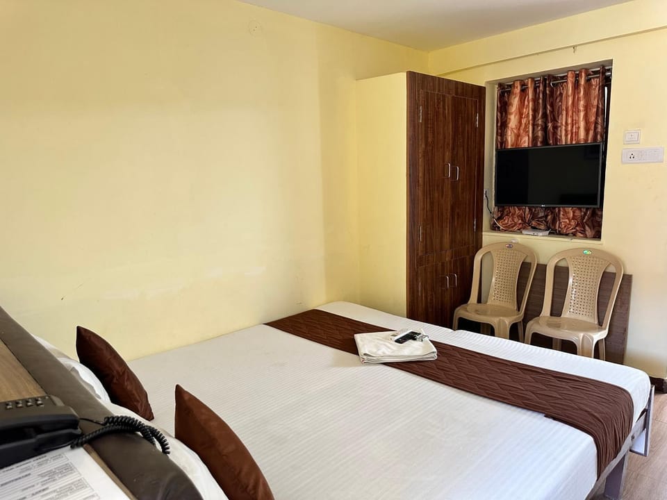 Bed, TV and multimedia, Photo of the whole room, Bedroom, hair dresser