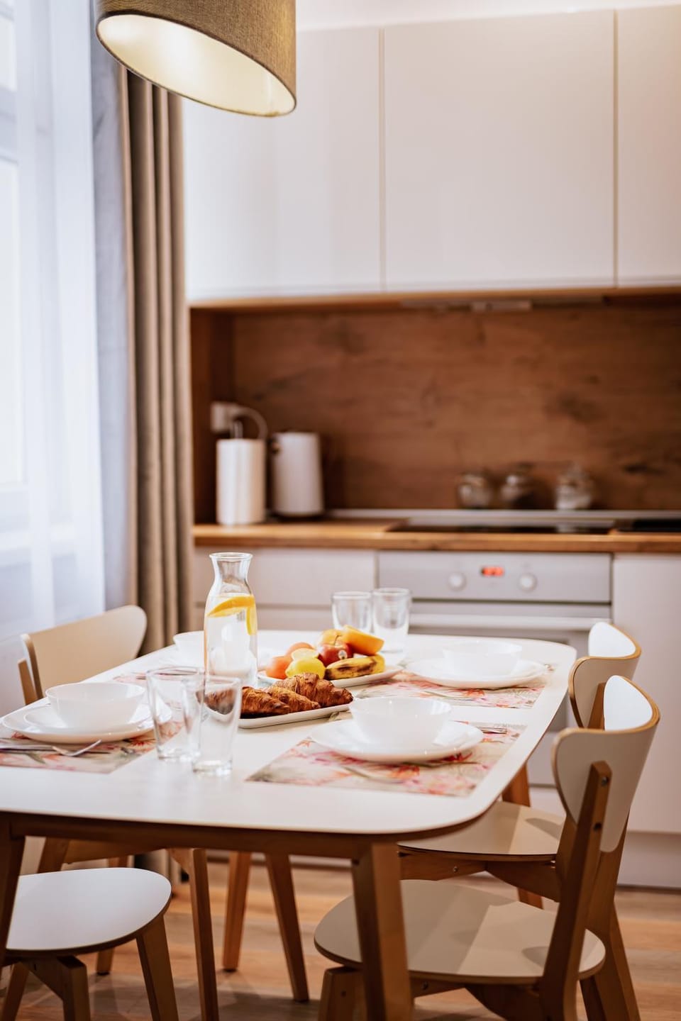 Kitchen or kitchenette, Dining area