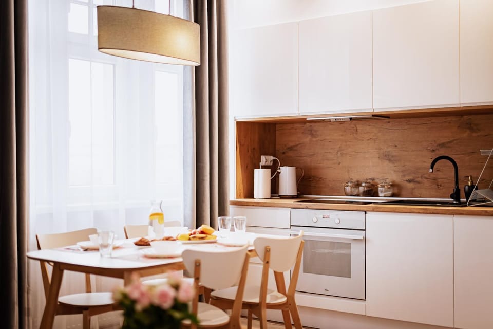 Kitchen or kitchenette, Dining area