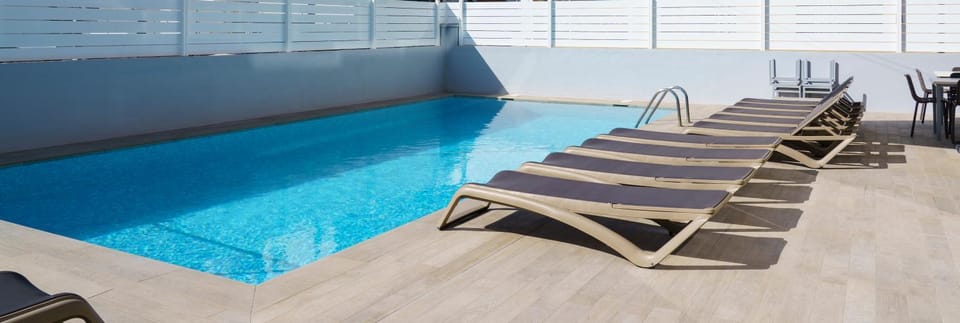 Swimming pool, sunbed