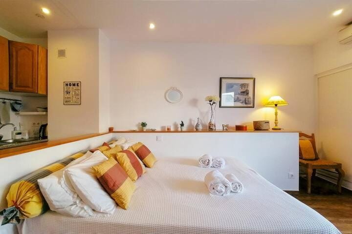 Bed, Kitchen or kitchenette, Living room, Bedroom