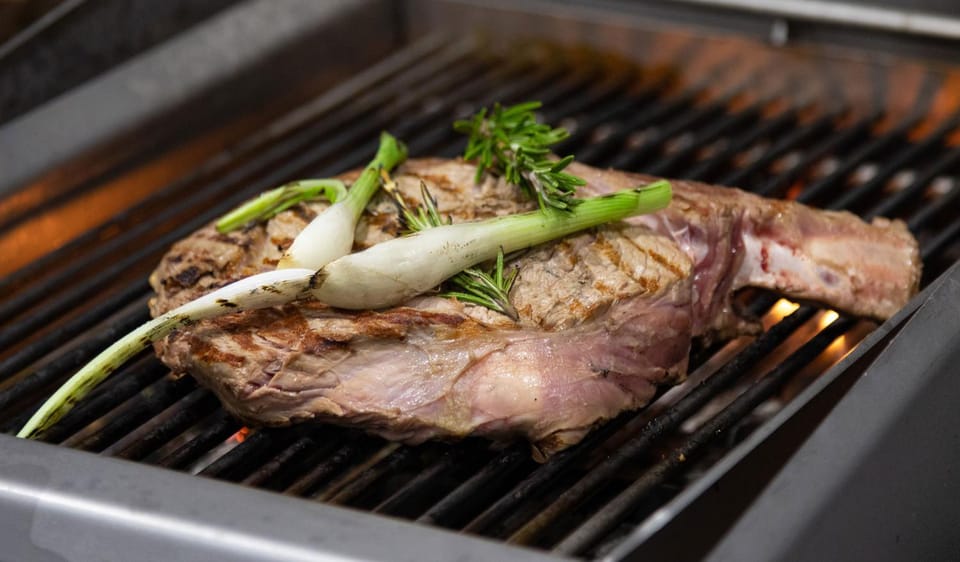 Restaurant/places to eat, BBQ facilities, Food and drinks, Food