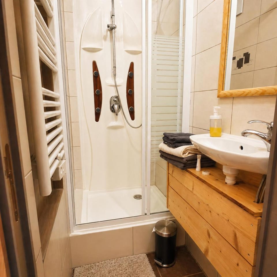 Shower, Bathroom, towels