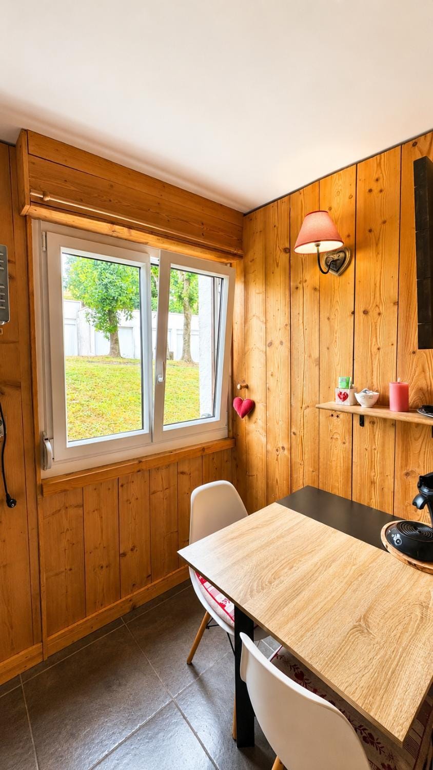 Coffee/tea facilities, Kitchen or kitchenette, Dining area