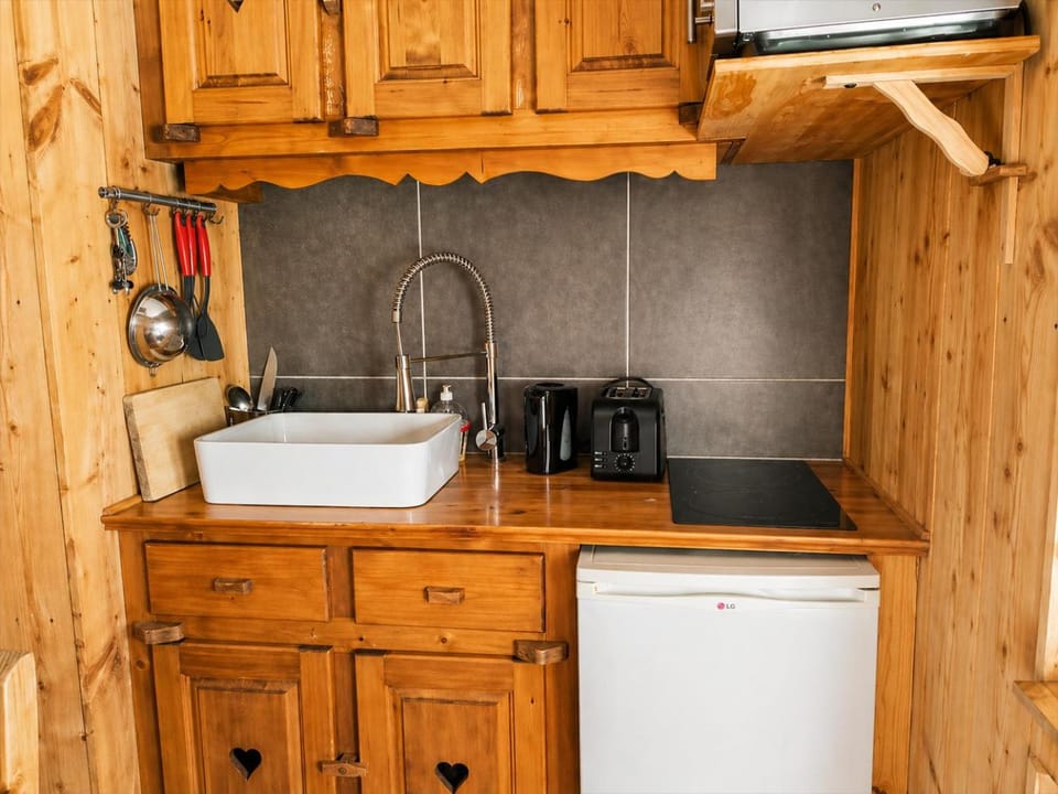 Coffee/tea facilities, Kitchen or kitchenette, stove, toaster