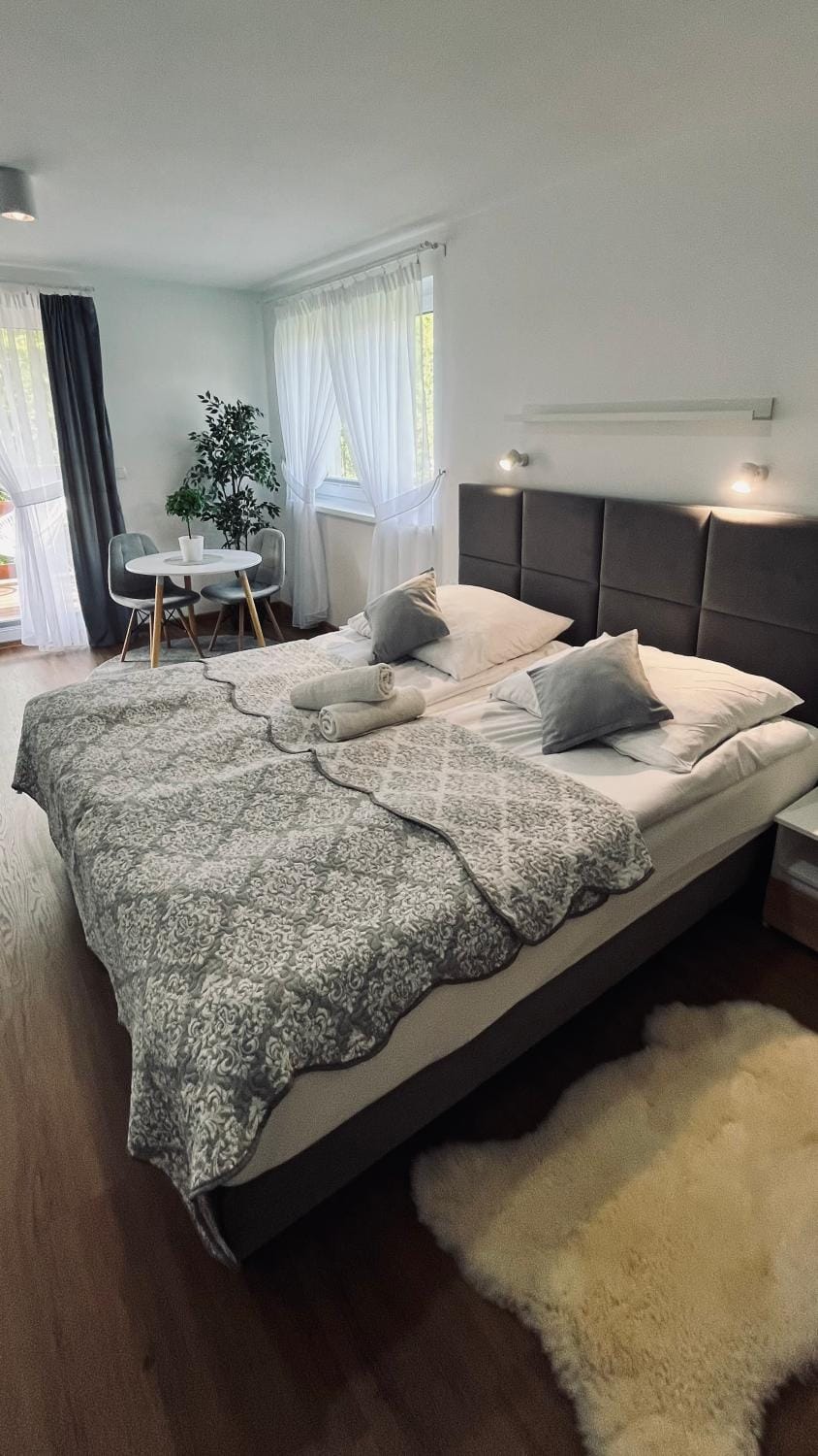 Bed, Living room, Photo of the whole room, Seating area, Bedroom