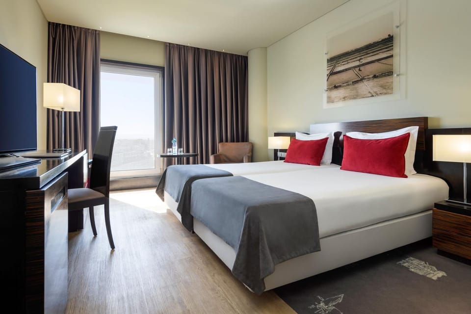 Bed, TV and multimedia, View (from property/room), Balcony/Terrace, Bedroom, Drinks