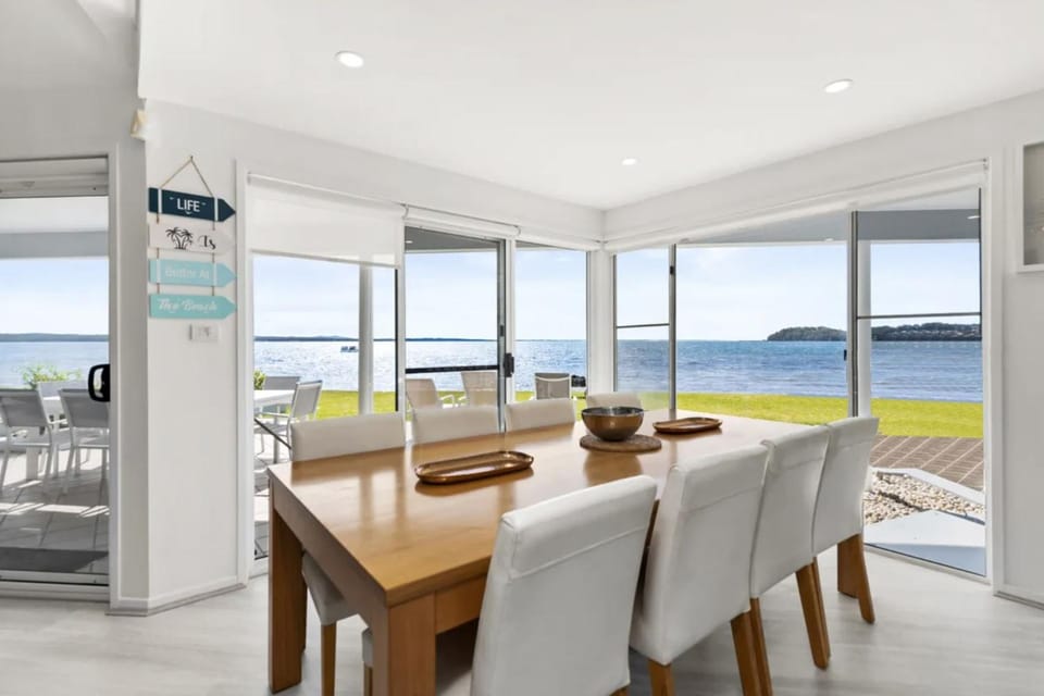 Waterfront Wonderland 41 Foreshore Dr stunning house with a lift linen Wi Fi and ducted air conditioning House in New South Wales