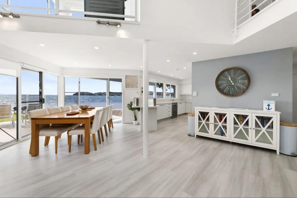 Waterfront Wonderland 41 Foreshore Dr stunning house with a lift linen Wi Fi and ducted air conditioning House in New South Wales