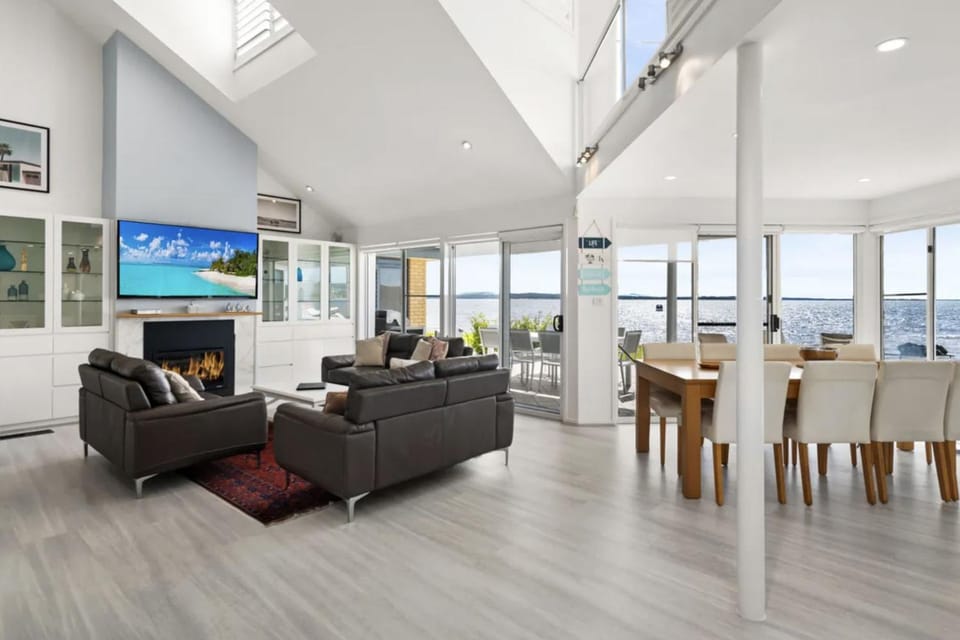 Waterfront Wonderland 41 Foreshore Dr stunning house with a lift linen Wi Fi and ducted air conditioning House in New South Wales