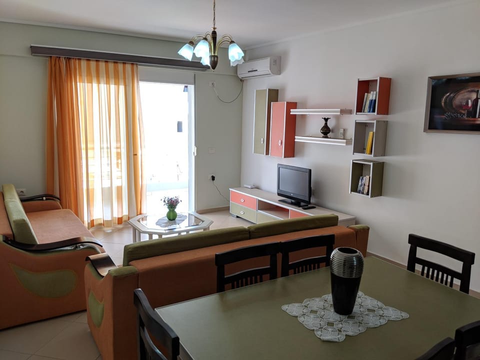 Communal lounge/ TV room, Living room, Dining area