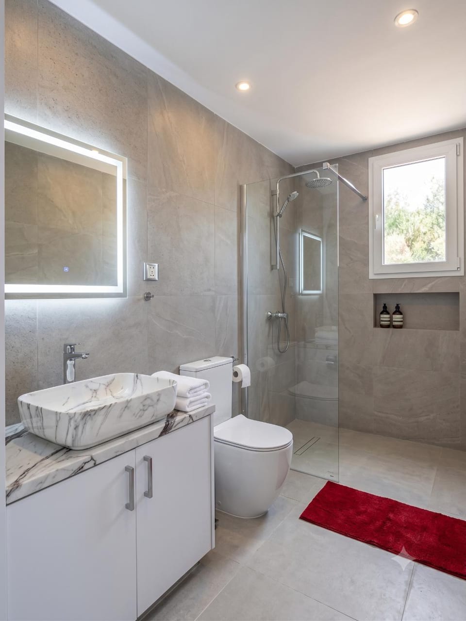Sykia Upper Floor 2-BR Apartment House in Paphos