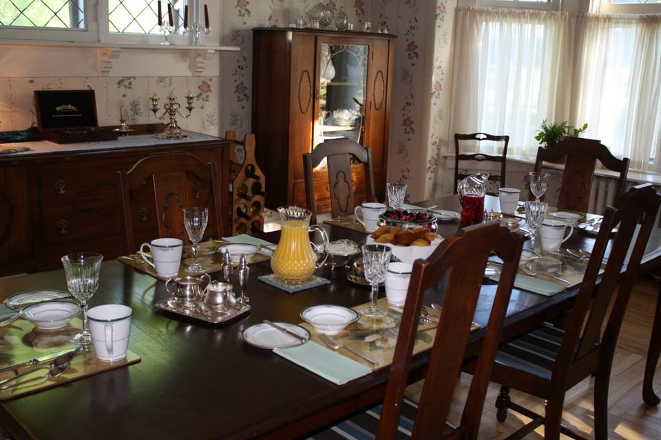 Dining area, Food