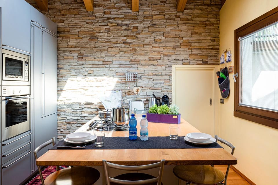 Coffee/tea facilities, Kitchen or kitchenette, Dining area, Drinks