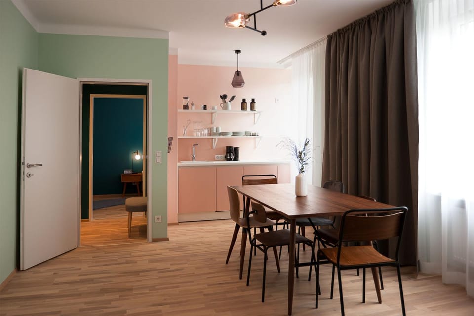 Kitchen or kitchenette, Living room, Seating area, Dining area