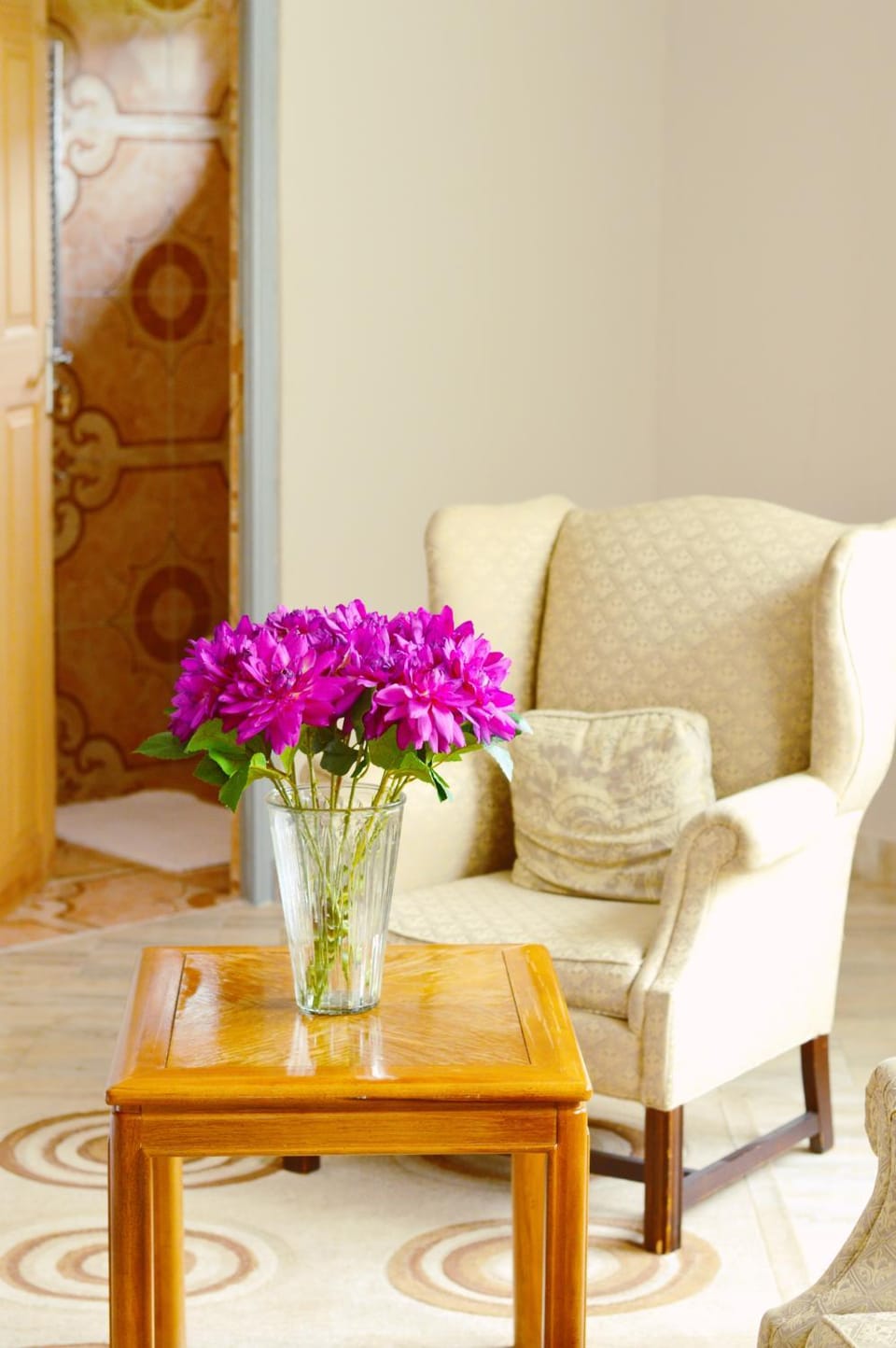 Toilet, Bathroom, Decorative detail, Seating area