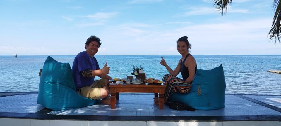 Restaurant/places to eat, Natural landscape, Food and drinks, Seating area, Guests, Sea view, Drinks