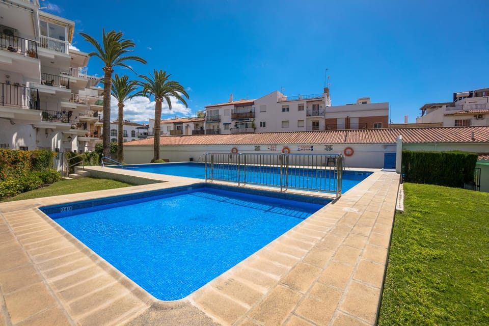 Property building, Swimming pool, Swimming pool