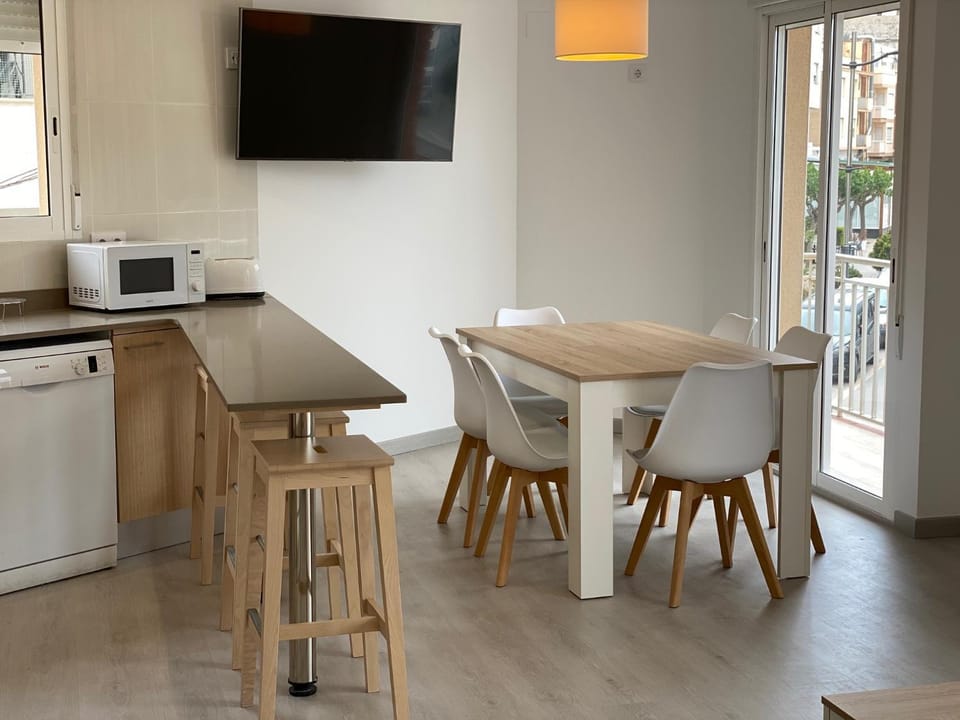 TV and multimedia, Kitchen or kitchenette, Dining area, dishwasher, microwave, oven, stove