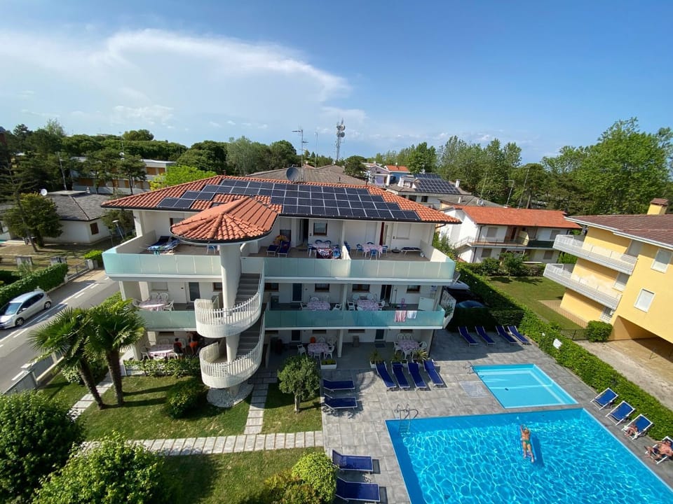 Property building, Neighbourhood, Bird's eye view, Pool view, Swimming pool, Location, Parking, sunbed