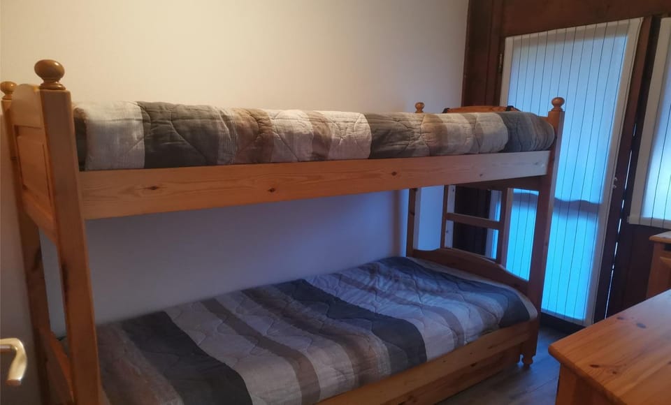 Bedroom, bunk bed