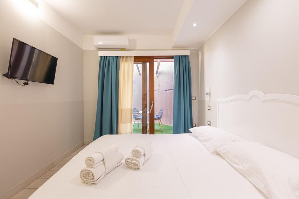 Bed, TV and multimedia, Photo of the whole room, Bedroom, towels, air conditioner