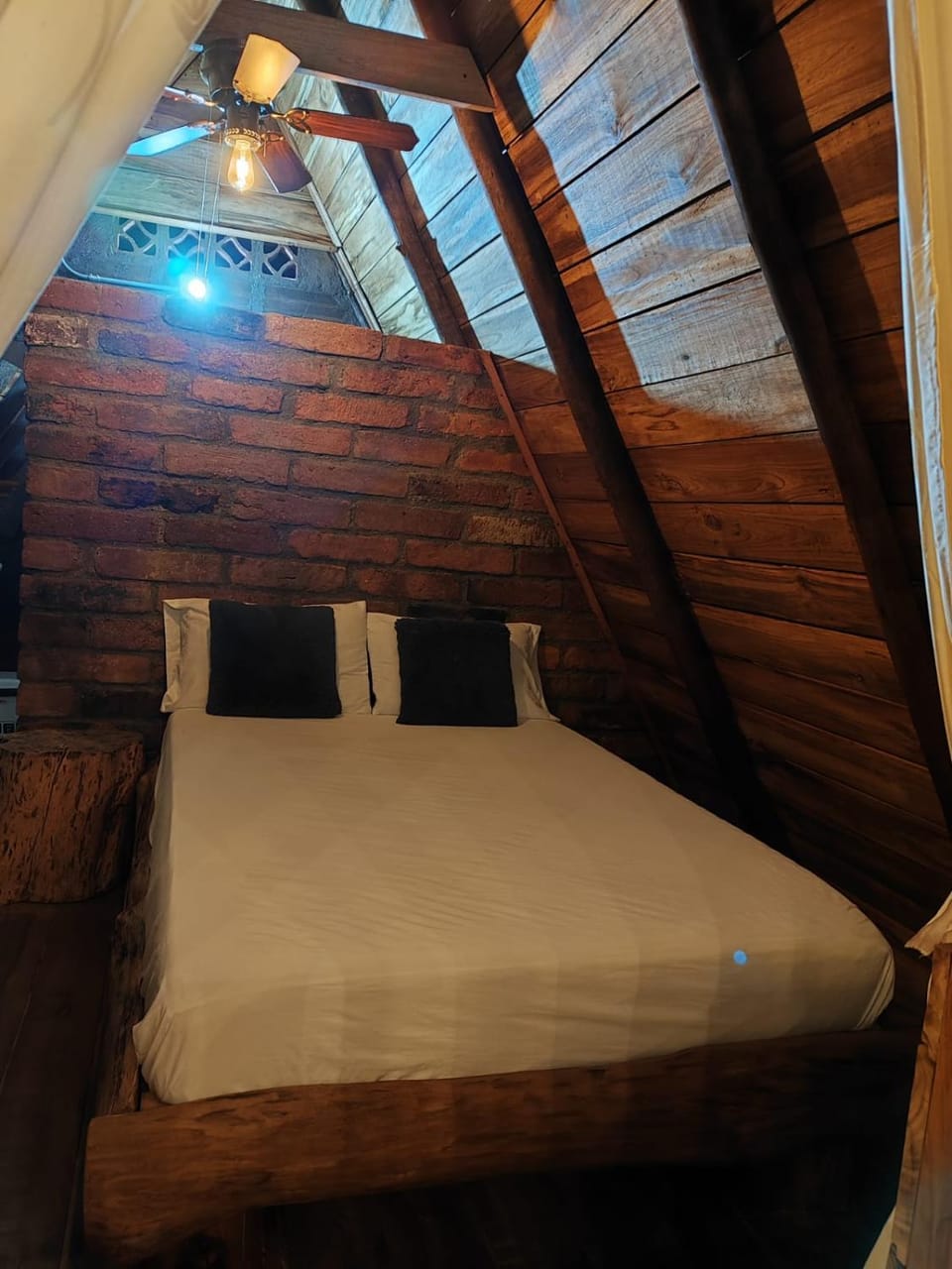 Bed, Photo of the whole room, Decorative detail, Bedroom