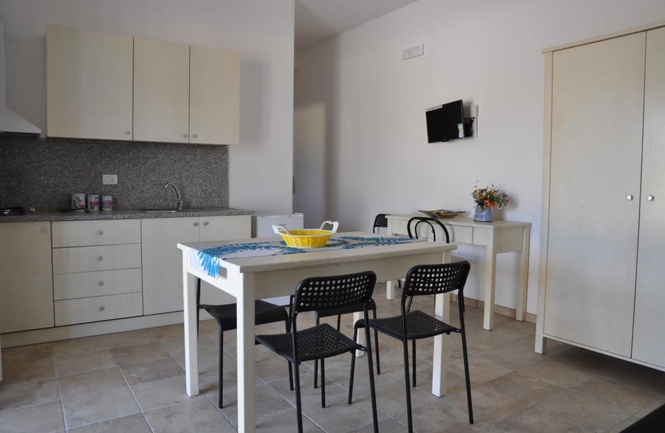 Kitchen or kitchenette, Dining area, Communal kitchen, stove