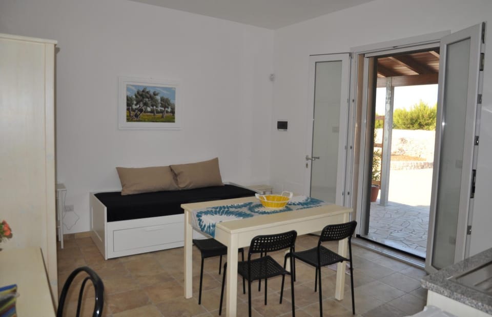 Bed, Living room, Seating area, Dining area