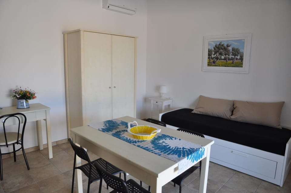 Bed, Living room, Seating area, Dining area, air conditioner