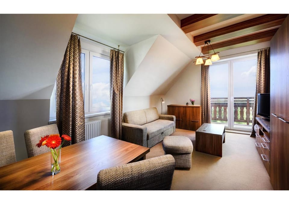 Balcony/Terrace, Living room, Seating area, Dining area, City view, Mountain view, Street view