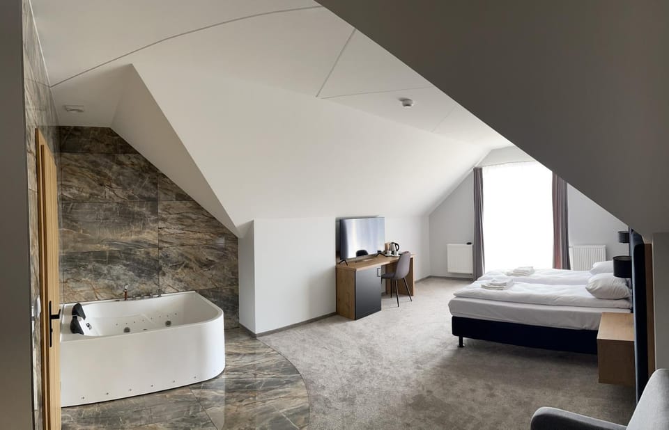 Bed, Hot Tub, TV and multimedia, Balcony/Terrace, Photo of the whole room