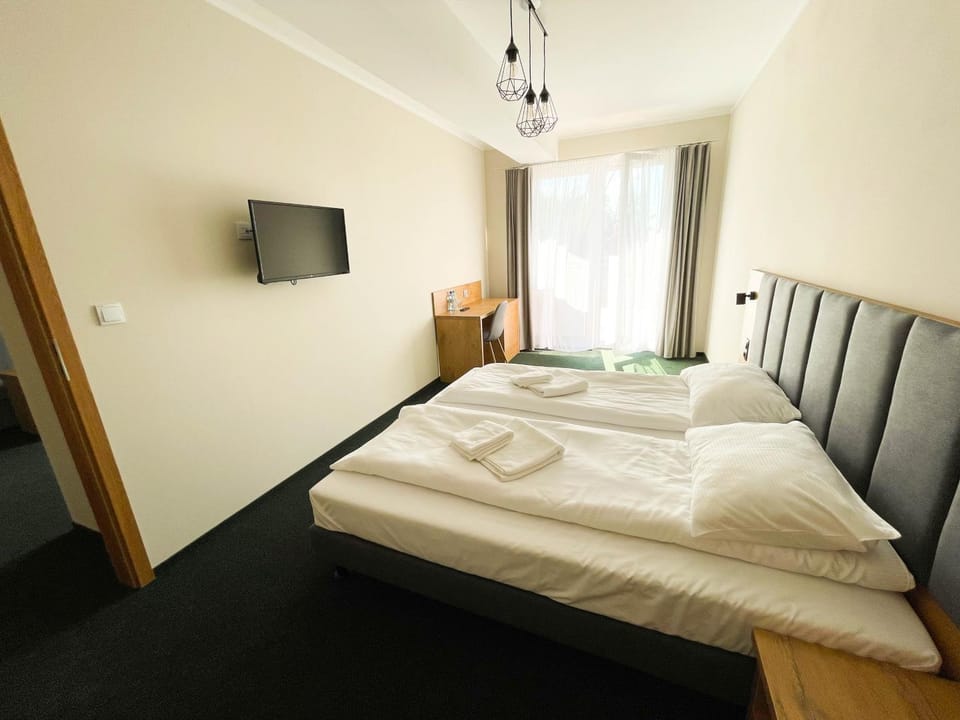 Bed, TV and multimedia, Balcony/Terrace, Photo of the whole room, towels