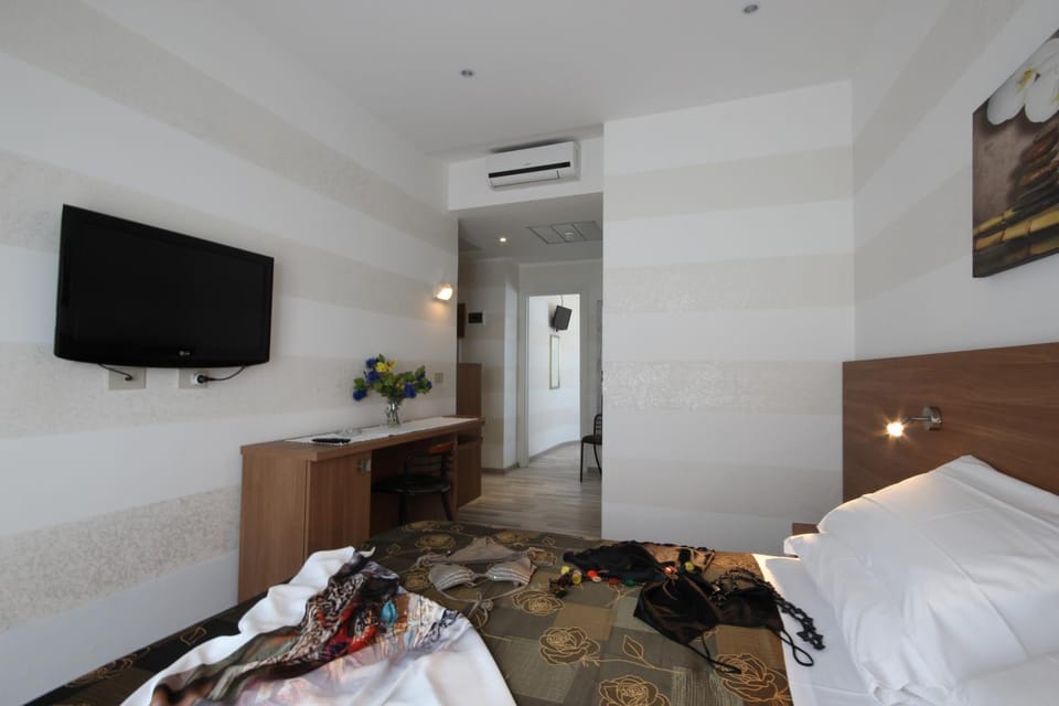 Bed, Photo of the whole room, Bedroom, air conditioner