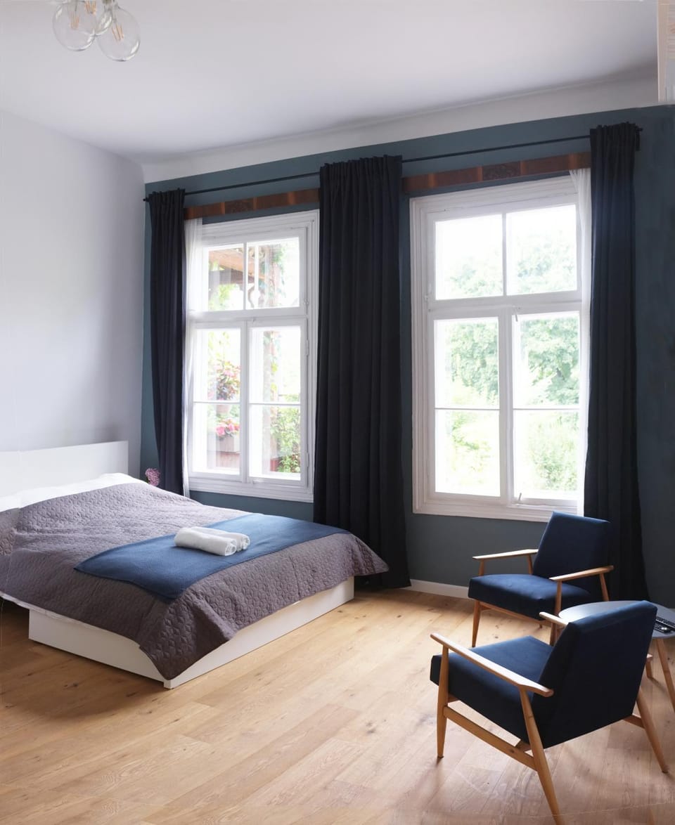 Photo of the whole room, Bedroom